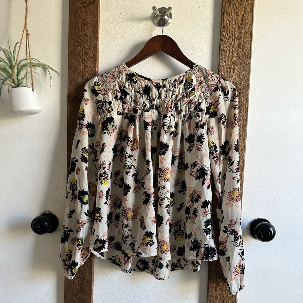 Xhilaration Women’s Floral Flowy Rustic Blouse XS EUC
Polyester